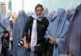 Das Foto zeigt die Pressefotografin Heidi Levine in Kabul Foto: obs/IWMF International Women's Media Foundation/Masha Hamilton