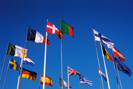 Flaggen europäischer Nationen vor blauem Himmel