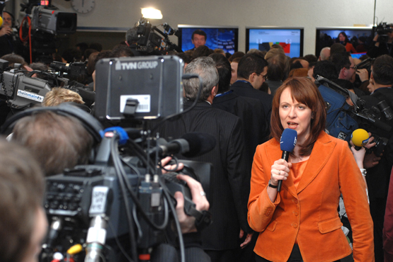 Landtagswahlkampf 2008 in Wiesbaden Hessen Wahllberichterstattung im Fernsehen TV durch HR-Korrespondentin Ute Wellstein