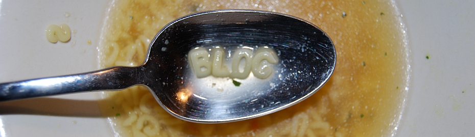 Löffel in Buchstabensuppe auf dem das Wort "Blog" mit Buchstaben gelegt ist