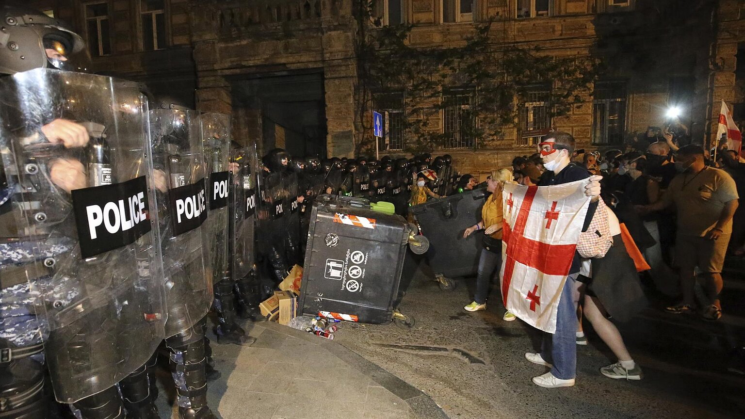 – Protest in Tiflis: Demokratie in Gefahr. Screenshot: Tagesschau.de
