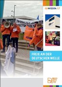 Titelbild der Broschüre "Freie an der Deutschen Welle". Es zeigt Demonstranten in Windjacken in den Farben des DJV, ein Redner spricht in ein Megaphon, außerdem ist eine Außensicht des Gebäudes der Deutschen Welle in Bonn sowie ein weiteres Foto mit Demonstranten zu sehen, die Schilder mit einigen der Sendesprachen der Deutschen Welle hoch halten.