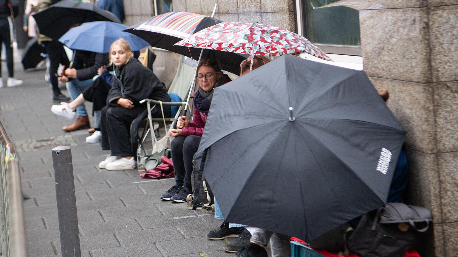  – Warteschlange: Wo bleibt die Menschenwürde? Foto: picture alliance/dpa