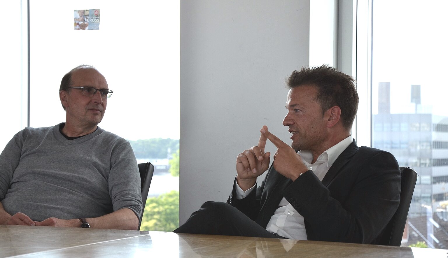 Frank Stach (l.) von der DJV-Betriebsgruppe im WDR im Gespräch mit dem Dortmunder Versicherungs-Personalchef Stephan Tocholski. Foto: sb – Frank Stach (l.) von der DJV-Betriebsgruppe im WDR im Gespräch mit dem Dortmunder Versicherungs-Personalchef Stephan Tocholski. Foto: sb