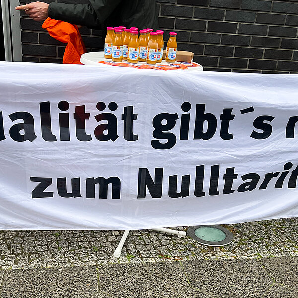DJV-Aktionstag am 16.04.24 bei der Deutschen Welle in Berlin unter dem Motto "Qualität gibt's nicht zum Nulltarif", Foto: Sebastian Scholz
