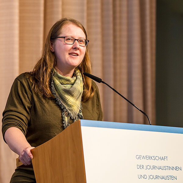 Die freie Journalistin Mariana Friedrich, die dem Bundesvorstand bisher als Beisitzerin angehörte, ist am Verbandstag 2023 zur zweiten stellvertretenden Bundesvorsitzenden gewählt worden.