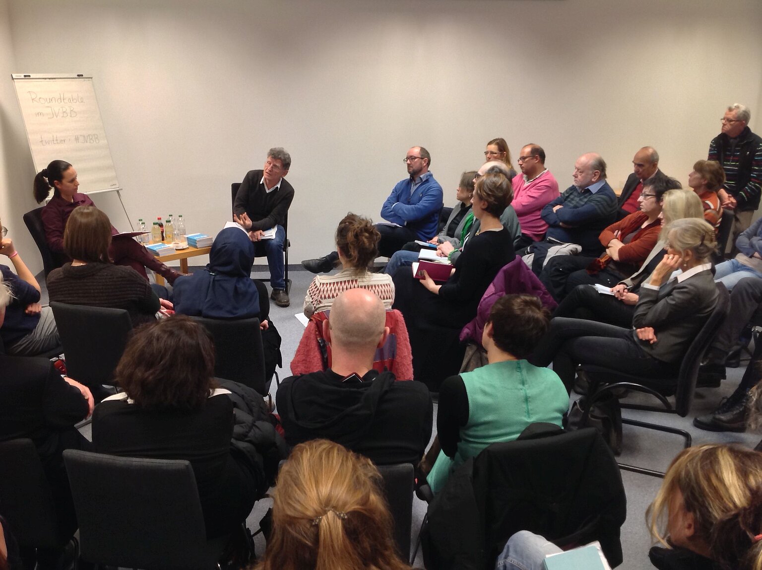  – Volles Haus in der Charlottenstraße: Über 60 Interessierte diskutierten kritisch mit Prof. Schiffauer zum Thema Islamberichterstattung. (Foto: JVBB)