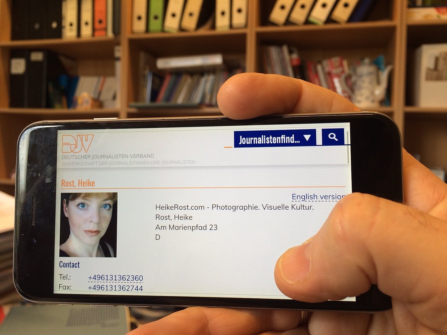  – Die Adressprofile gibt es nicht nur in der üblichen Desktop-Ansicht, sondern auch im Smartphone-Format, denn auch Redaktionen suchen mittlerweile per Handy. Praktisch während der Redaktionskonferenz.