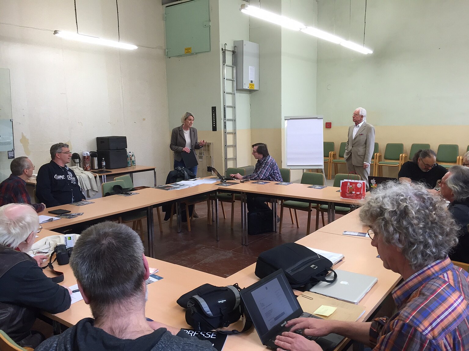  – Silke Klewin, Leiterin der Gedenkstätte Bautzen, vor dem DJV-Fachausschuss Bildjournalisten. Rechts der bekannte Bautzener Fotojournalist Rolf Dvoracek. Foto: Hirschler