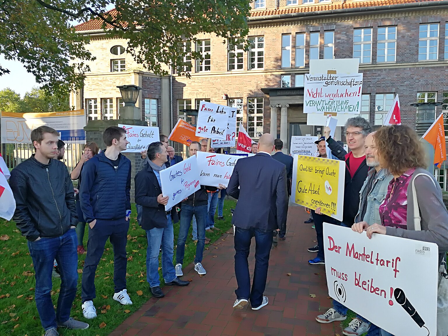 – Spalier des Protests aus Lokalfunkern, durch das sich Chefredakteure und Vorstandsmitglieder der Veranstaltergemeinschaften zu ihrer Tagung den Weg bahnen mussten. Fotos: C. Molitor