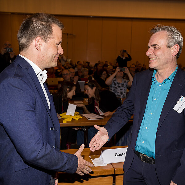 Staffelstabübergabe: Der bisherige Bundesvorsitzende Prof. Frank Überall (re.) gratuliert seinem Nachfolger Mika Beuster (li.) herzlich zur Wahl.
