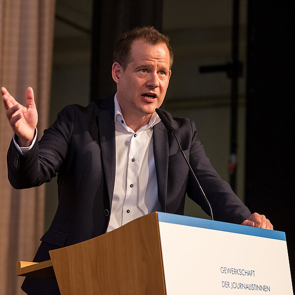 Der Lokaljournalist Mika Beuster (44) ist am Verbandstag 2023 mit rund 93 Prozent der Stimmen zum neuen Bundesvorsitzenden gewählt worden: "„Ich will mich mit ganzer Kraft für unseren DJV und die Stärkung des Journalistenberufs einsetzen. In Zeiten von Desinformation, Kriegspropaganda und Übergriffen auf Berichterstattende braucht es uns Journalistinnen und Journalisten als Fressfeinde der Fake News. Wir lassen uns nicht unterkriegen. Ich will mit dazu beitragen, dass die Pressefreiheit durch guten Journalismus wieder Wumms bekommt.“