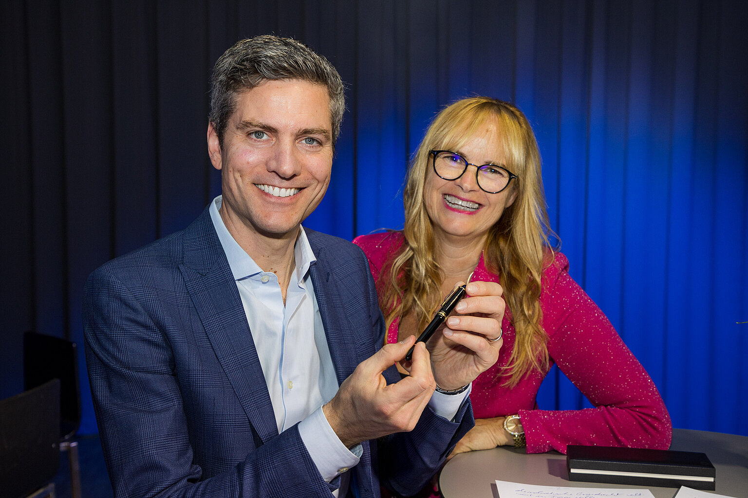 Ingo Zamperoni und Dr. Gabriela Blumschein-Grossmayer überreichen die „Feder für die Pressefreiheit 2023” – Ingo Zamperoni und Dr. Gabriela Blumschein-Grossmayer überreichen die „Feder für die Pressefreiheit 2023”