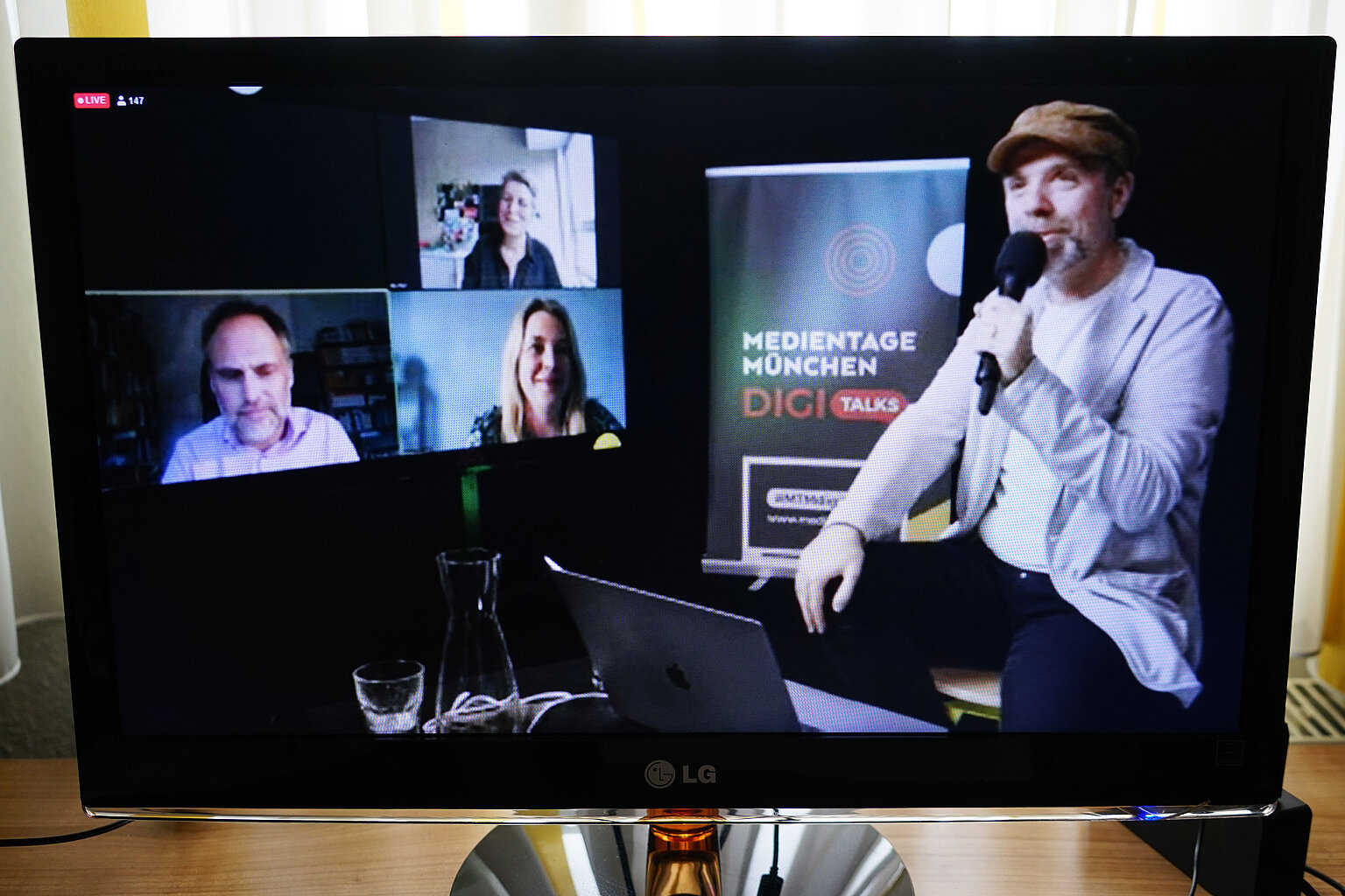 – Die Münchner Medientage bringen mit den #MTMdigitalks“ Medienexpert*innen ins heimische Büro – rechts im Bild Moderator Michael Praetorius