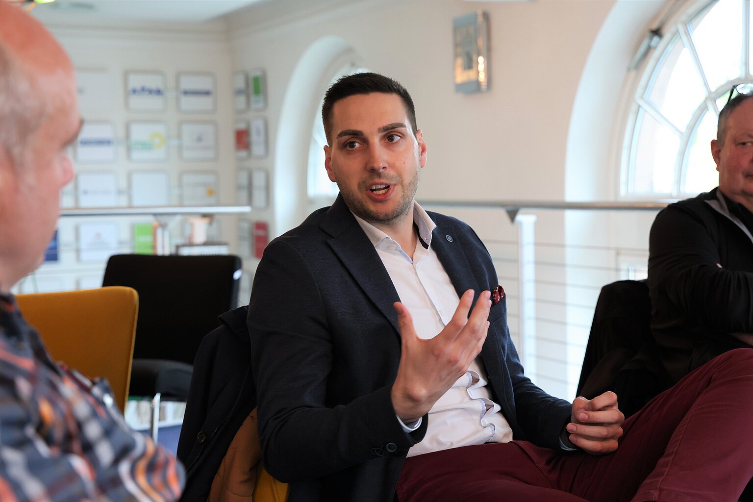 – Christian Albrecht im Gespräch mit den Mitgliedern der Fachgruppe Bild.