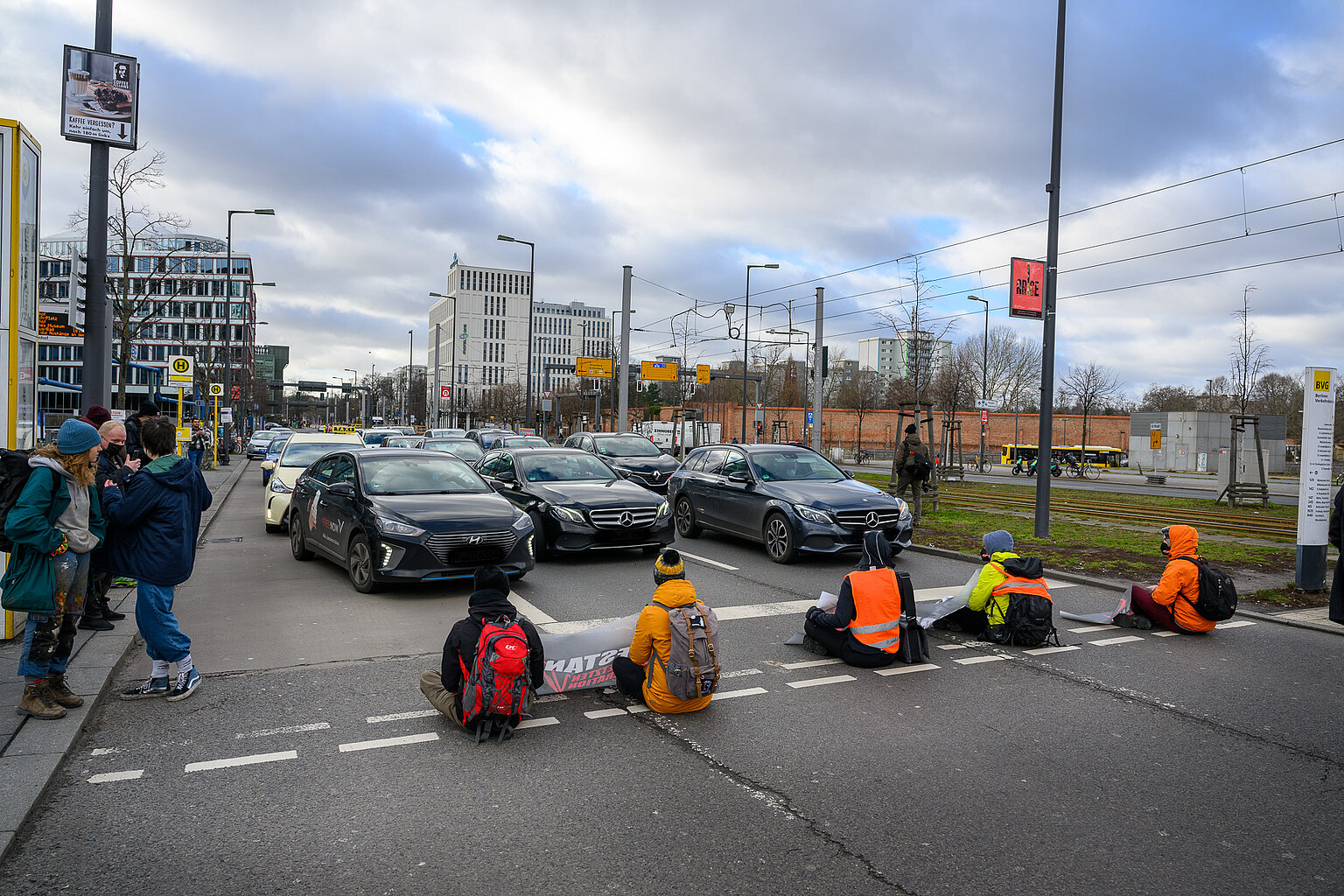  – Blockade in Berlin: Ermittler langen zu. Screenshot: DJV