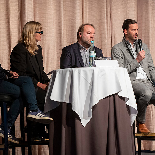 Eine Podiumsdiskussion beschäftigte sich unter dem Titel „Albtraum Lokaljournalismus – Pressefreiheit im Sinkflug“ mit der wachsenden medienfeindlichen Stimmung in Deutschland Leider erleben wir es immer wieder, dass Journalistinnen und Journalisten behindert, bedroht oder angegriffen werden“, erklärt Frank Überall. „Unsere Demokratie braucht eine freie Berichterstattung wie der Mensch die Luft zum Atmen. Wir müssen darüber sprechen, was wir tun können, umMedienschaffende effektiv zu schützen.“Dazu diskutierte Moderatorin Heidje Beutel, Vorsitzende des DJV Thüringen, mitJana Merkel, freie Journalistin mit dem Themenschwerpunkt Extremismus/Neue Rechte, Dr. Lutz Kinkel, Geschäftsführer des European Centre for Press and Media Freedom (ECPMF) und Jan Hollitzer, Chefredakteur der Thüringer Allgemeine.
