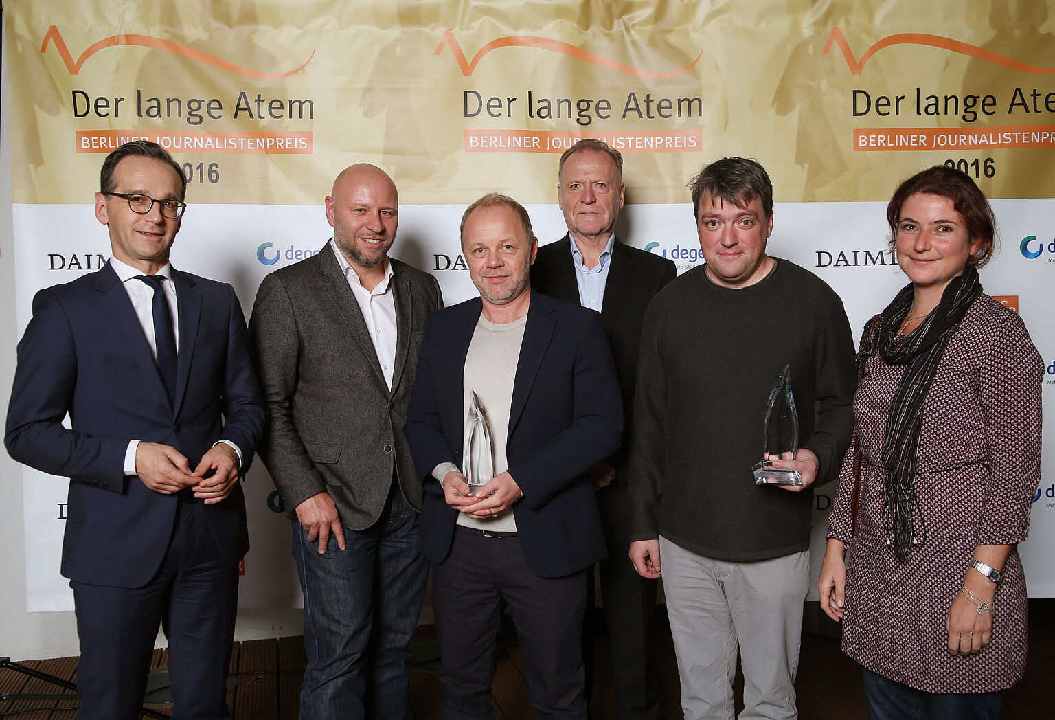 – v.l.n.r.: Bundesjustizminister Heiko Maas (Ehrengast) gratuliert den Preisträgern Olaf Sundermeyer, Adrian Bartocha (beide rbb, 2. Preis), Herbert Klar (ZDF/Frontal 21, 3. Preis), Dominic Johnson und Simone Schlindwein (beide taz, 1. Preis), Foto: Sabine Gudath/JVBB