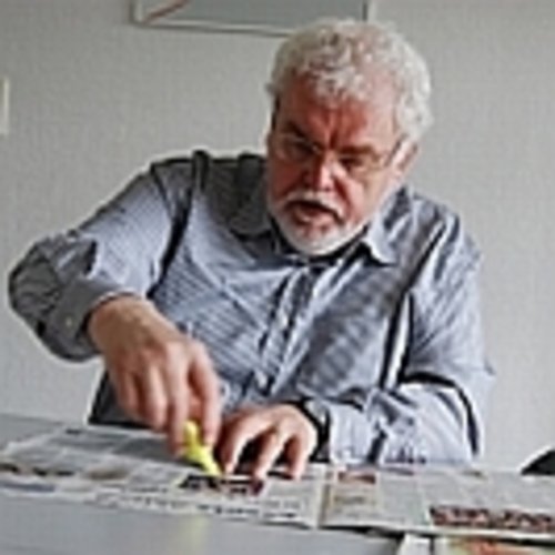 Roland Scheidemann (FA Bild) kontrolliert Zeitungen auf korrekte Namensnennung