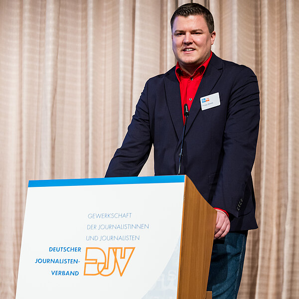 Als Beisitzender im DJV-Bundesvorstand ist Zeitungsredakteur Philipp Blanke wiedergewählt worden.