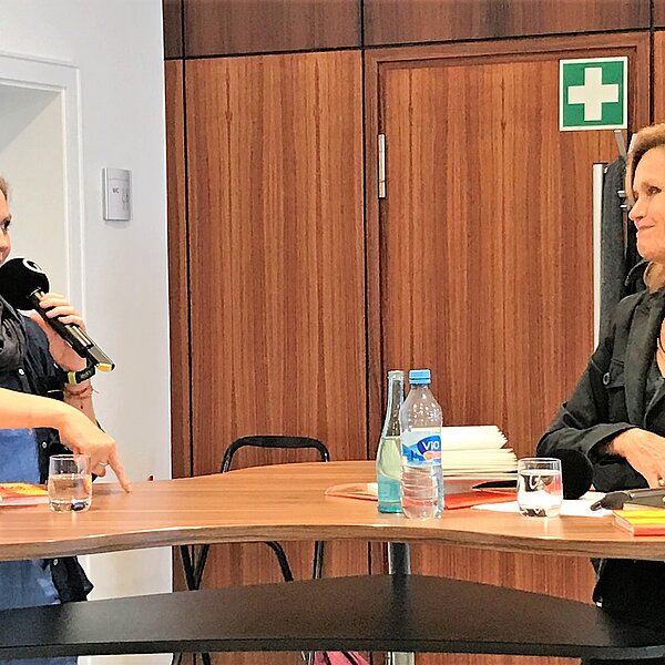 Bild 2: Im Gespräch: Volha Hapeyeva (links) und Helga Trüpel (rechts)