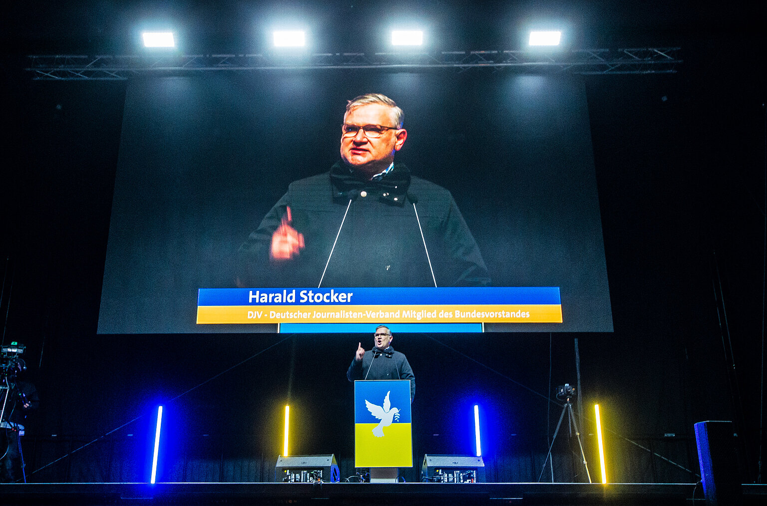 Harald Stocker als Redner bei der Gemeinsame Demonstration „Frieden in Europa, Solidarität mit der Ukraine!“ am 2. März 2022 in München Harald Stocker als Redner bei der Gemeinsame Demonstration „Frieden in Europa, Solidarität mit der Ukraine!“ am 2. März 2022 in München – BJV-/DJV-Kollege Harald Stocker: „Die Pressefreiheit ist die wichtigste Infrastruktur in der Demokratie!“