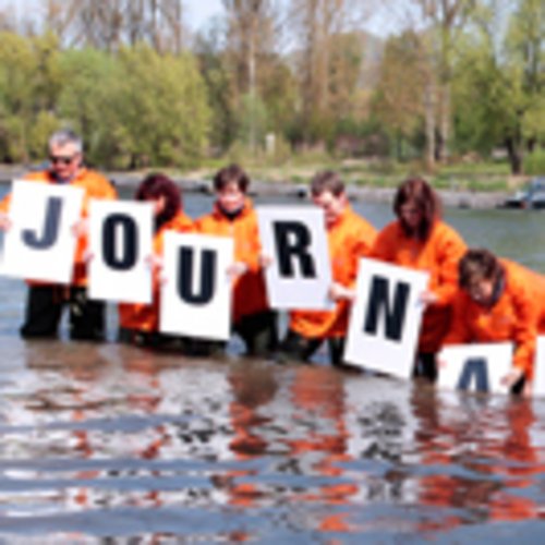 Journalisten tauchen Buchstaben des Wortes "Journalist" in den Rhein