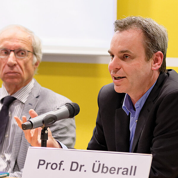 Der DJV-Vorsitzende Frank Überall und Rechtsanwalt Prof. Paul W. Hertin Foto: DAV