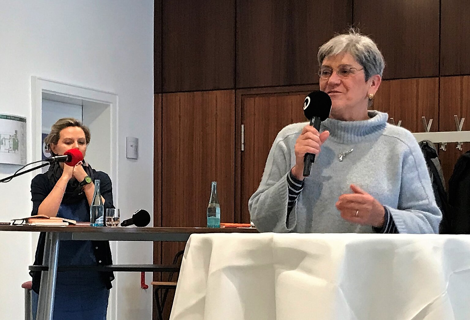  – Bild 1: Libuse Cerna eröffnet die Veranstaltung. Im Hintergrund Volha Hapeyeva