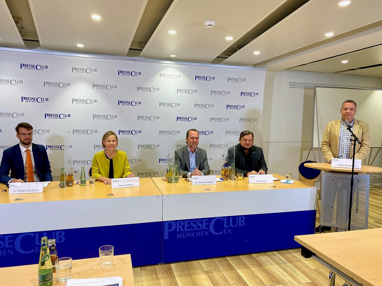 Teilnehmer an der Diskussion zu Slap-Klagen im Münchner Presseclub Teilnehmer an der Diskussion zu Slap-Klagen im Münchner Presseclub – Diskutierten über Slap-Klagen (v.l.): Dr. Renke Deckarm, Verena Nierle, Martin Schippan, Uwe Ritzer und Jürgen Schleifer (Moderator)