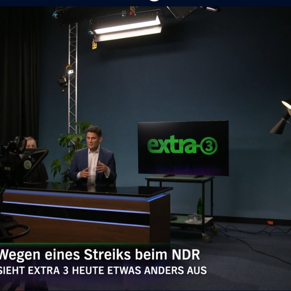 Reduziertes Studio bei der ARD-Sendung extra3 aufgrund des Warnstreiks beim NDR am 5.9.24.