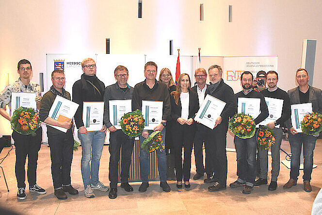 „Foto des Jahres 2022“: Preisverleihung mit Landtagspräsidentin Wallmann Schirmherrin Astrid Wallmann mit den Preisträgern und den Vorsitzenden der beiden Landesverbände. – Schirmherrin Astrid Wallmann mit den Preisträgern und den Vorsitzenden der beiden Landesverbände.