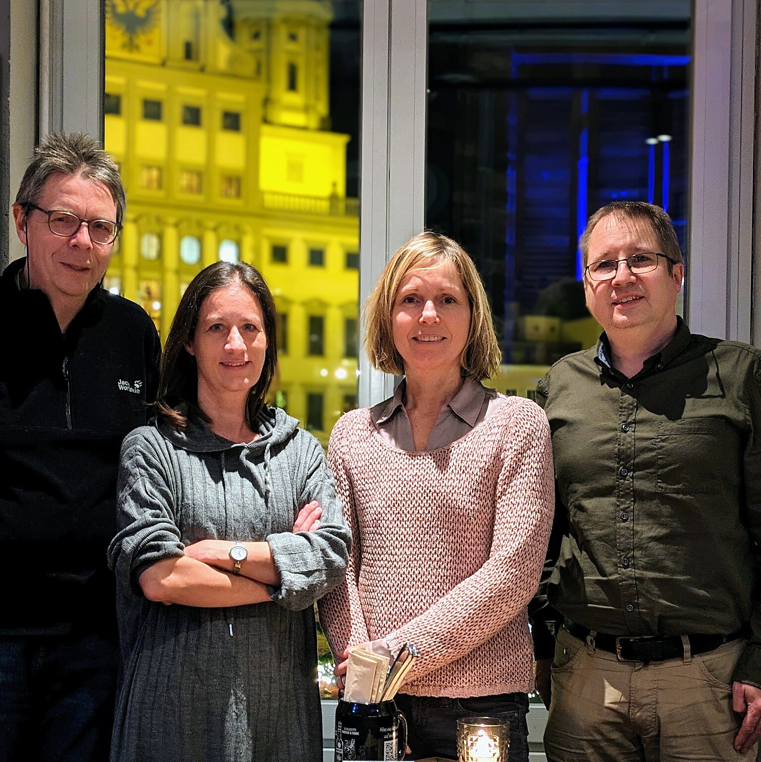 – Der Bezirksvorstand Schwaben/Augsburg: Stefanie Heckel (Vorsitzende, Zweite von links), Tobias Weidemann (rechts, Stellvertreter), Torben Brinkema (nicht im Bild, Stellvertreter), Martina Dankof (Beisitzerin) und Ulf Vogler (Beisitzer).