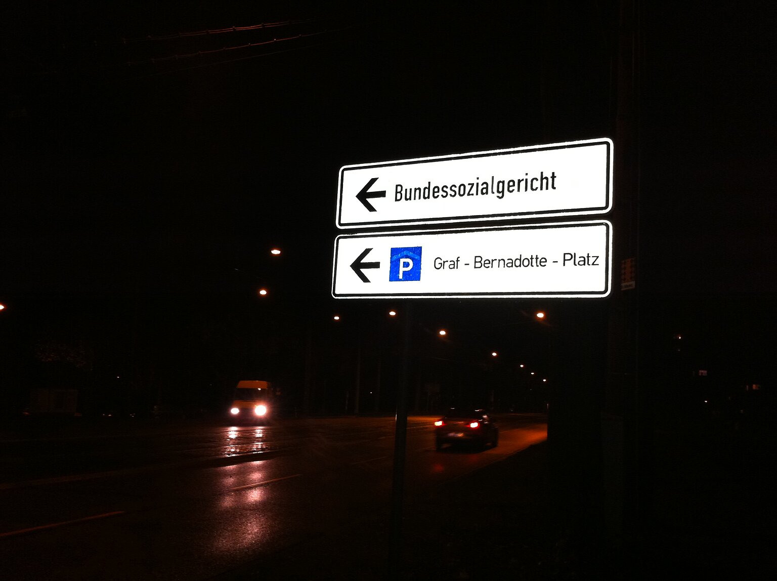 Foto eines Verkehrsschildes mit der Aufschrift Bundessozialgericht – Bundessozialgericht, Wegweiser. Foto: Hirschler