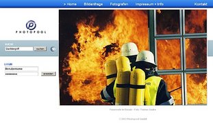 Das Bild zeigt die Internetseite von Photopool, einem Bildvertrieb für Fotografen. Auf der Startseite findet sich ein aktuelles Bild, das von einem Fotojournalisten angeboten wird. Es handelt sich hier um zwei Feuerwehrleute, die mit Rettungsschutzgeräten auf dem Rücken vor Flammen stehen.