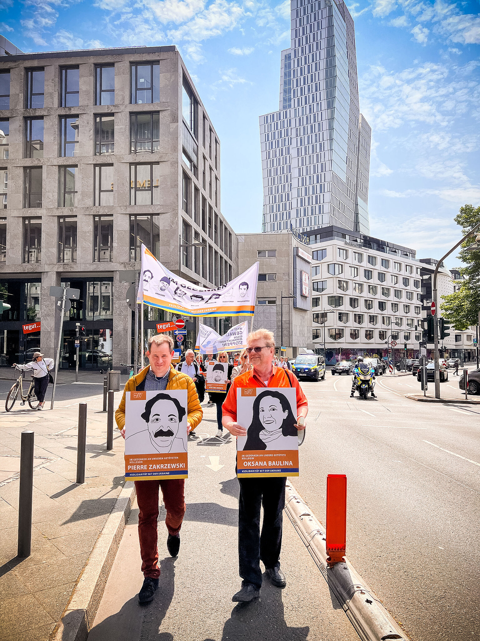 Mika Beuster, Mitglied des Bundesvorstandes, und Knud Zilian, Erster Vorsitzender des DJV Hessen, führten den Demonstrationszug an. – Am „Internationalen Tag der Pressefreiheit 2022” demonstrierte der DJV Hessen in Frankfurt am Main vor dem russischen Konsulat. Mika Beuster, Mitglied des Bundesvorstandes, und Knud Zilian, Erster Vorsitzender des DJV Hessen, führten den Demonstrationszug an.