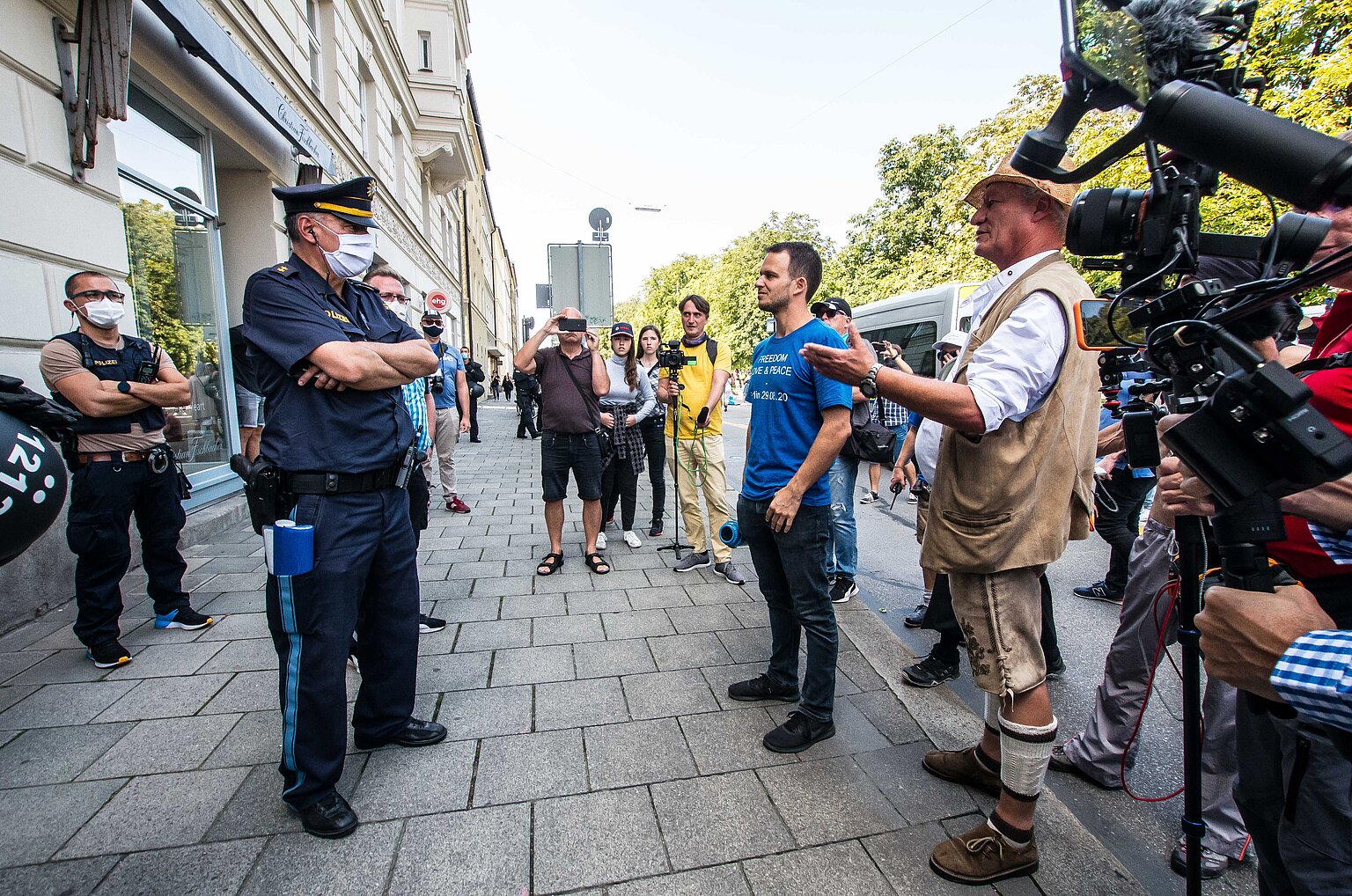 Zwei Männer diskutieren bei einer Querdenker-Demonstration mit einem Polizisten Zwei Männer diskutieren bei einer Querdenker-Demonstration mit einem Polizisten – Von rechts: Der ehemalige Polizist und Coronaleugner Karl Hilz und Markus Haintz (blaues T-Shirt), Rechtsanwalt einiger Querdenken-Initiativen, streiten im März in München mit einem Polizisten