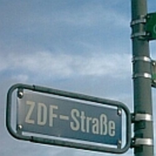 Ein Straßenschild mit der Aufschrift ZDF-Straße, fotografiert nach einer Tarifverhandlung beim ZDF. Foto: Michael Hirschler