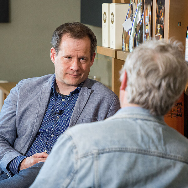 Vortrag Projekt Hessencam im Bezirksverband Lahn-Dill, Bezirksvorsteher Mika Beuster im Gespräch mit Joachim Schaefer