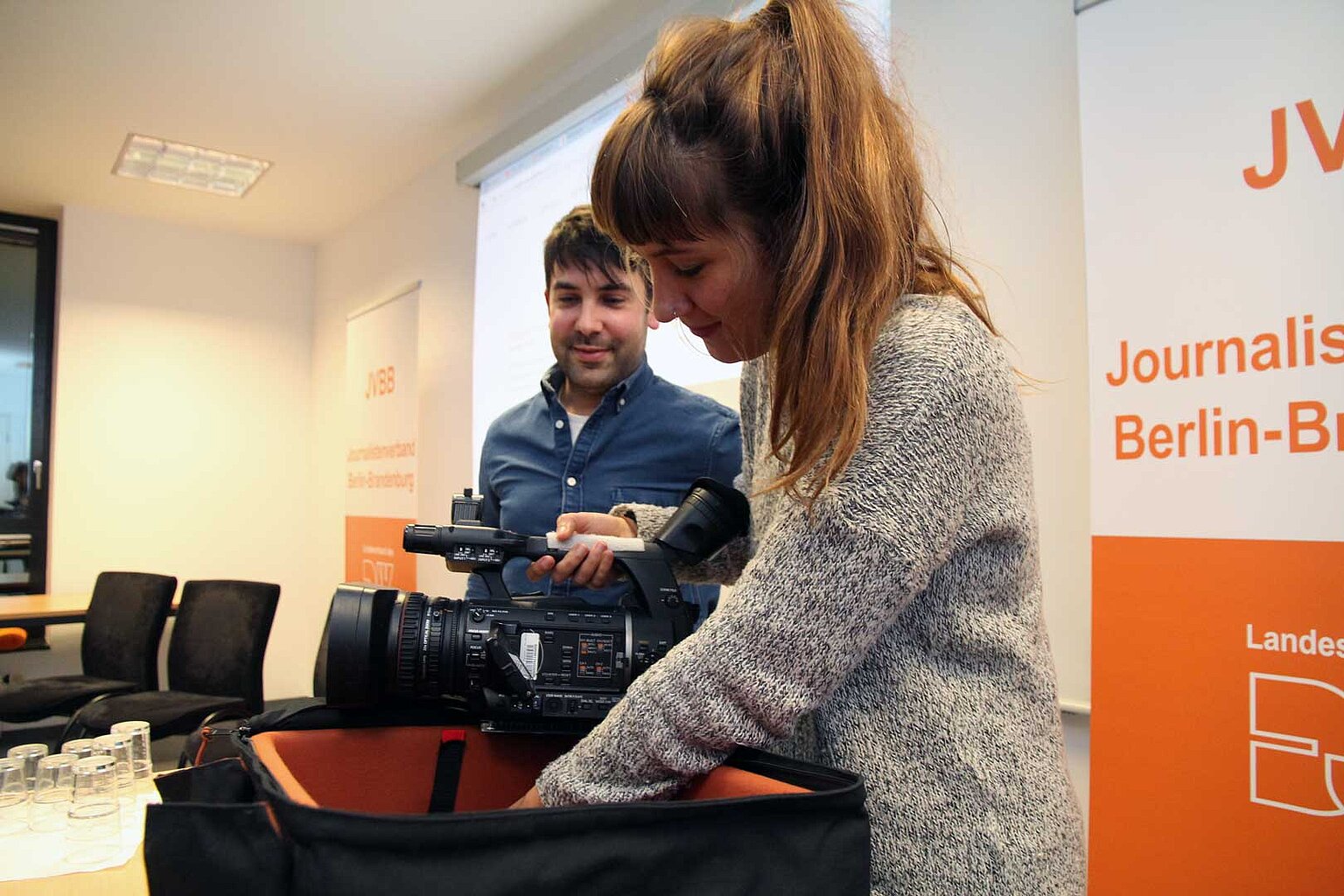 – Robert Ackermann und Antonia Schanze von den Berlin Videographers zeigen Arbeitsproben und einen Rucksack voller Technik. Nicht nur anschauen, sondern probieren und Fragen stellen: Bei den Treffen des VJ-Netzwerks gehört das regelmäßig dazu. Fotos: William Vorsatz