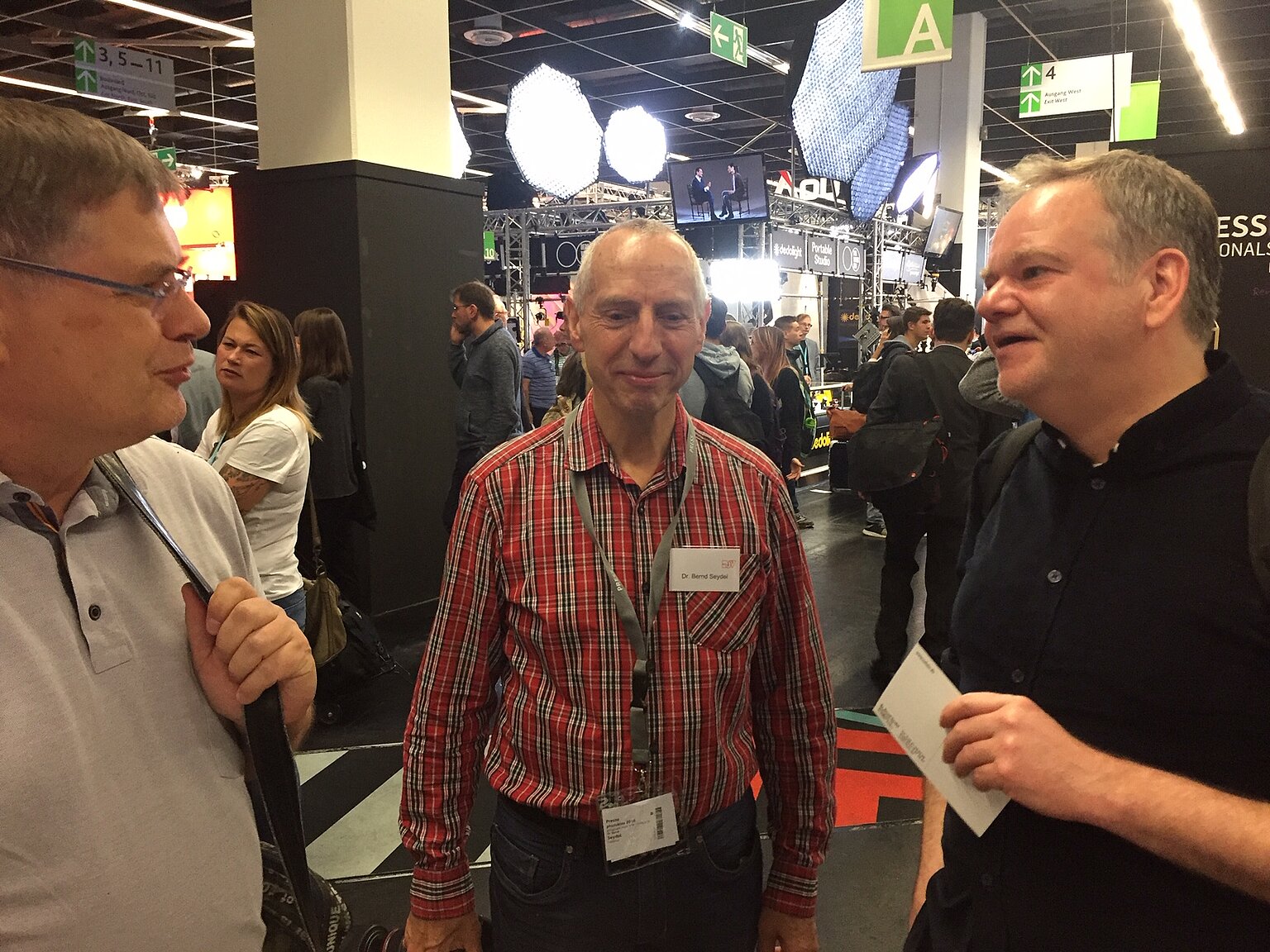  – Wirbt unverdrossen für seine Auftragsbörse: Alexander Zündorf (rechts) auf der Kölner photokina-Messe im September 2018. Foto: Hirschler
