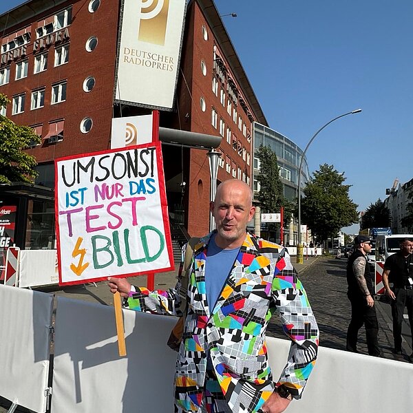Warnstreik beim NRD am 05.09.24, In Aktion: Björn Staschen - Mitglied der Tarifkommission - vor der Neuen Flora, wo der Deutsche Radiopreis verliehen wurde, Foto: Anja Westheuser