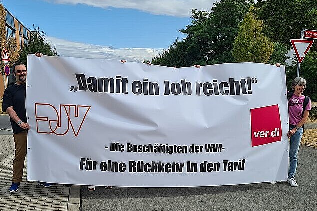 Der DJV Hessen und ver.di stehen den Redakteurinnen und Redakteuren des vrm-Verlages zur Seite und unterstützen sie. – Der DJV Hessen und ver.di stehen den Redakteurinnen und Redakteuren des vrm-Verlages zur Seite und unterstützen sie.