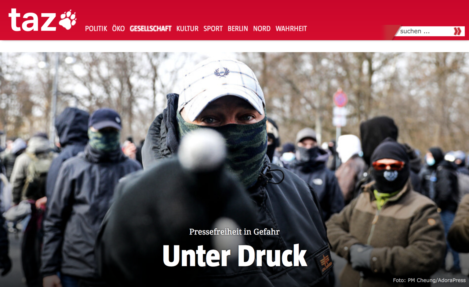 Bild zeigt Mann, der bei einer Demonstration mit dem Finger direkt auf die Kamera des Fotografen zeigt Bild zeigt Mann, der bei einer Demonstration mit dem Finger direkt auf die Kamera des Fotografen zeigt – Erster Preis für die taz-Kollegin Anne Fromm und die freie Journalistin Sarah Ulrich: „Unter Druck“