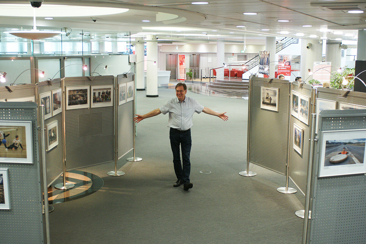 Axel Häsler freut sich über den gelungenen Aufbau der Fotoausstellung „PresseFoto Hessen 2023” in der Sparkasse Hanau. – Axel Häsler freut sich über den gelungenen Aufbau der Fotoausstellung „PresseFoto Hessen 2023” in der Sparkasse Hanau.