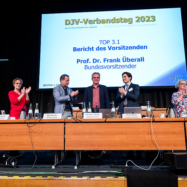Mit lang anhaltendem Beifall wurde der bisherige Bundesvorsitzende Prof. Frank Überall dankend verabschiedet, der nach neun Jahren in dieser Funktion nicht mehr zur Wahl angetreten ist.