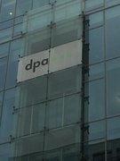 Das Gebäude der dpa in Berlin von Außen, ein Ausschnitt mit dem Logo der dpa