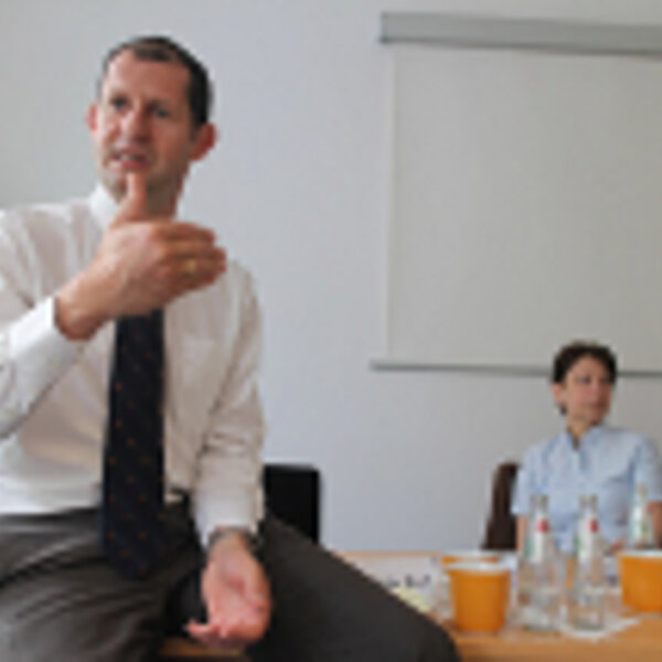 Lutz Güllner (Vertreter EU-Kommission) über den Stand der TTIP-Verhandlungen, mit Margot Tuzina, Büro Berlin der EU-Kommission, Foto: Simone Ahrend, sah-photo