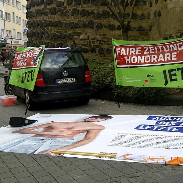 Eine 3 x 5 Meter große Plane zeigte, was "Ausgezogen bis aufs letzte Hemd" bedeutet. Foto: sb