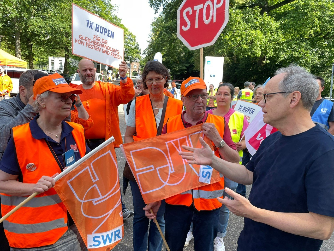  – SWR-Intendant Kai Gniffke, Streikende: Forderungen stehen im Raum. Foto: Ansgar Zender
